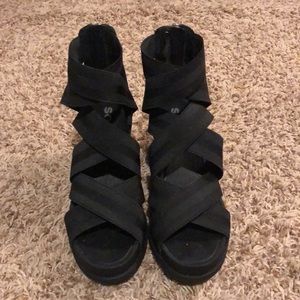 Never Worn Sorel Joanie II Strap Size 8. Stylish and cute for the summer.